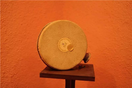 纯真的镇店之宝——大马士革奥图玫瑰精油的原瓶包装