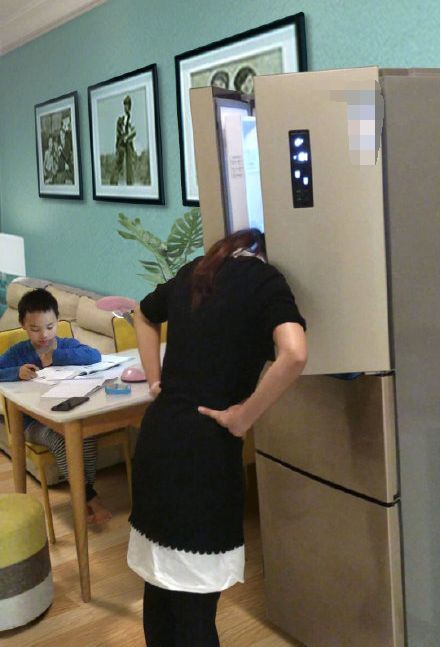 妈妈辅导孩子工作物理降温