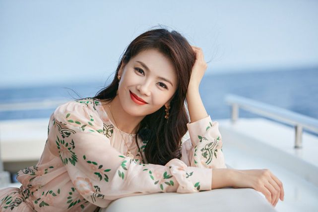 43岁看起来30不到,刘涛是如何切换青春靓丽和优雅知性形象?